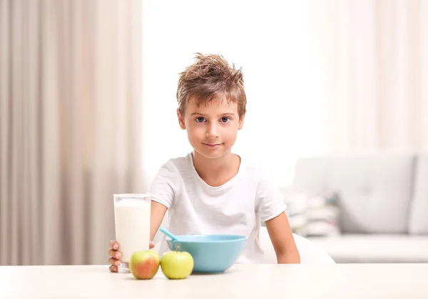 Söt pojke med frukost — Stockfoto