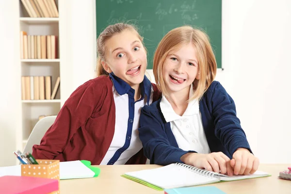 Két aranyos lány iskolai osztály — Stock Fotó
