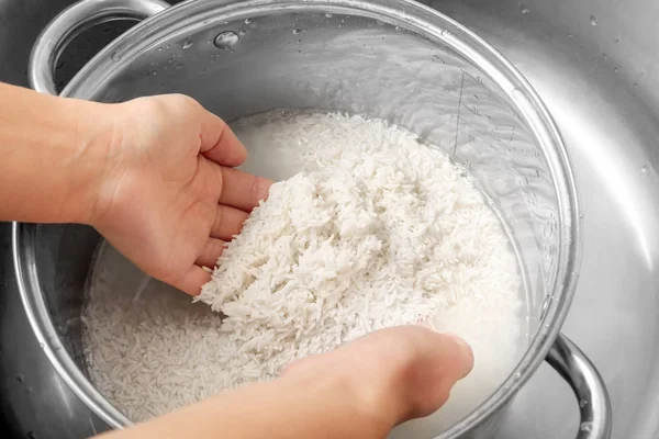 Woman rinsing rice — Stock Photo, Image