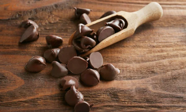 Leckere Schokoladenchips und Schaufel — Stockfoto