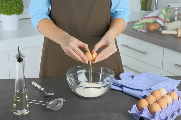 Las manos femeninas preparando la masa — Foto de Stock