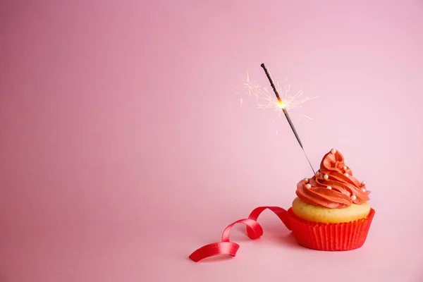 線香花火とおいしいカップケーキ — ストック写真