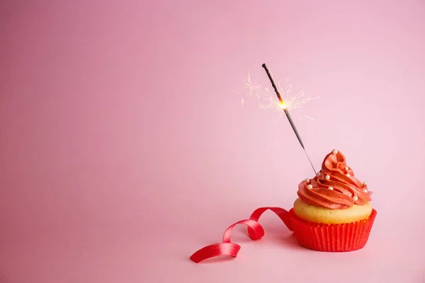 Délicieux cupcake avec scintillant — Photo