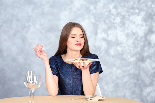 Kvinna som äter Pasta — Stockfoto