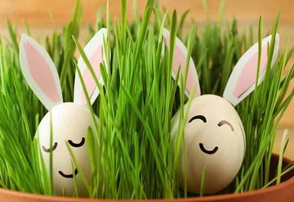 Huevos de Pascua con orejas decorativas —  Fotos de Stock
