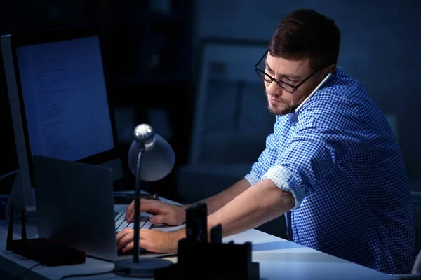 Pohledný mladý programátor pracuje — Stock fotografie