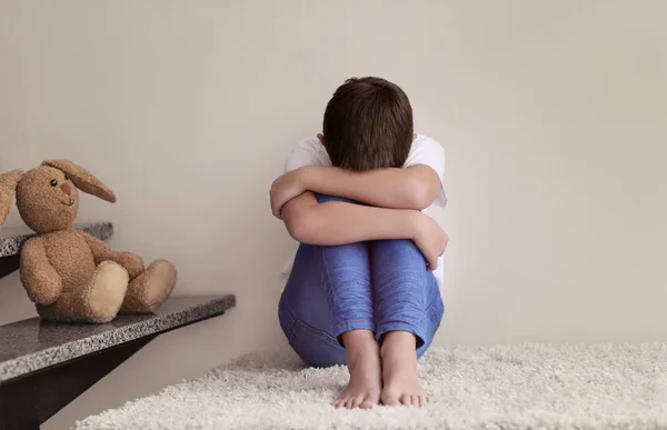 Pequeno menino triste — Fotografia de Stock