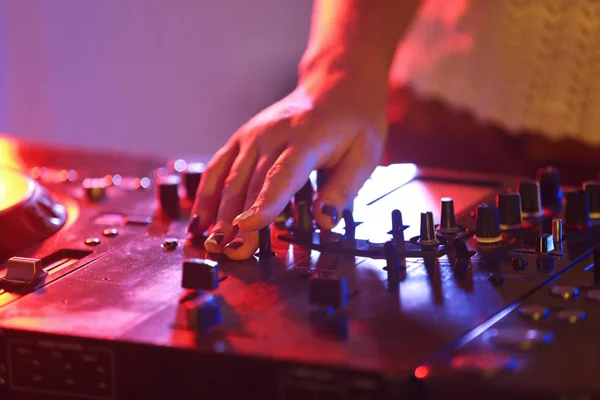 DJ mixagem faixas no mixer — Fotografia de Stock
