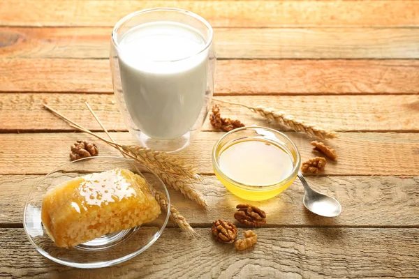Composizione con latte, miele e favo — Foto Stock