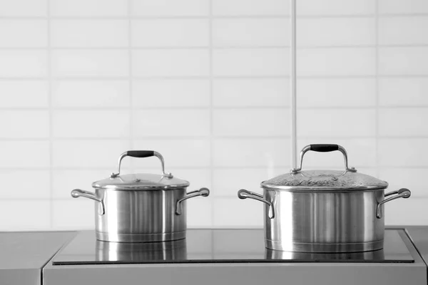 キッチンでの金属の鍋 — ストック写真