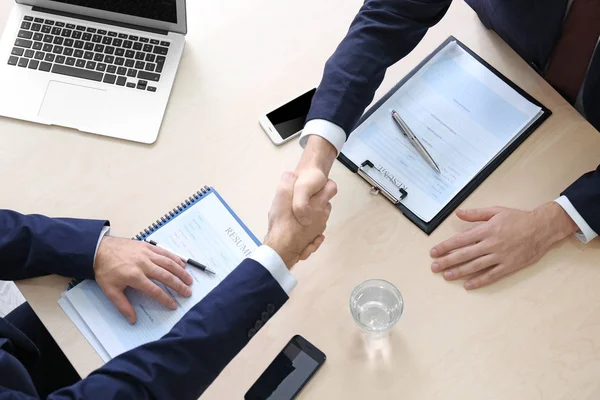 Empleador y solicitante estrechando las manos después de la entrevista — Foto de Stock