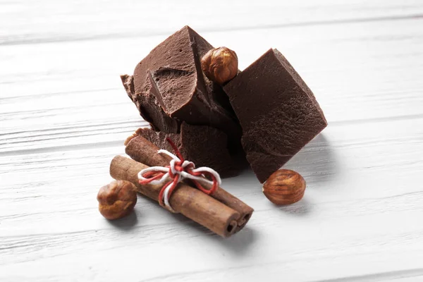 Chocoladestukjes met kaneelstokjes — Stockfoto