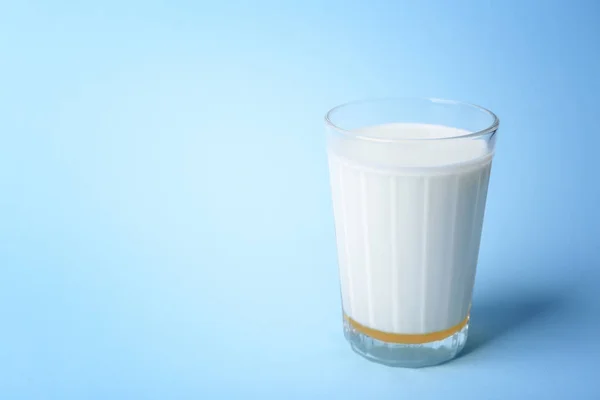 Vaso de leche con miel —  Fotos de Stock