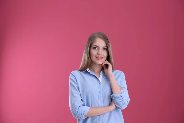 Hermosa mujer elegante — Foto de Stock