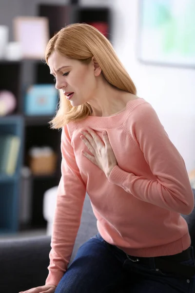Молодая женщина испытывает боль в сердце — стоковое фото