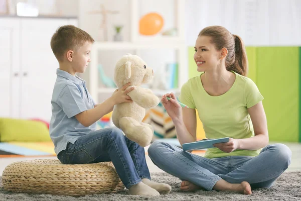 Psychologist working with boy — Stock Photo, Image