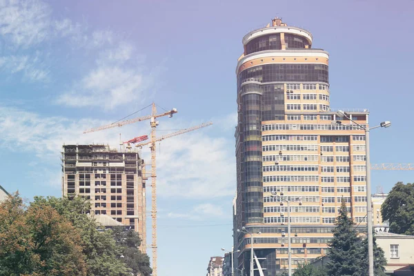 Construcción de grúas y edificios — Foto de Stock