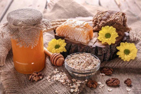Komposisi dengan oatmeal, roti dan sarang lebah — Stok Foto