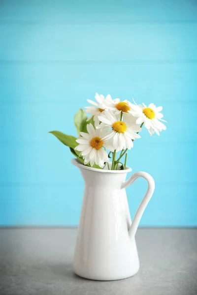 Florero con ramo de hermosas flores —  Fotos de Stock