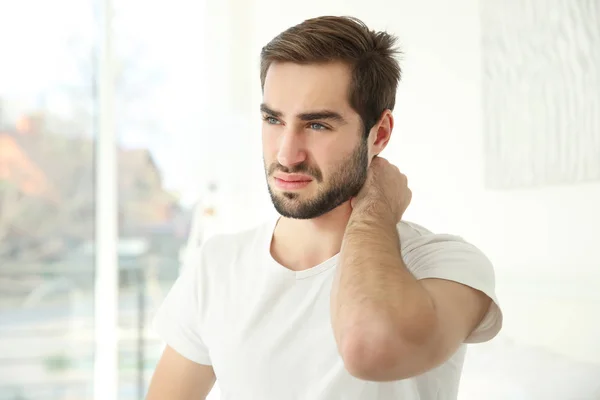 Hombre sintiendo dolor de cuello — Foto de Stock