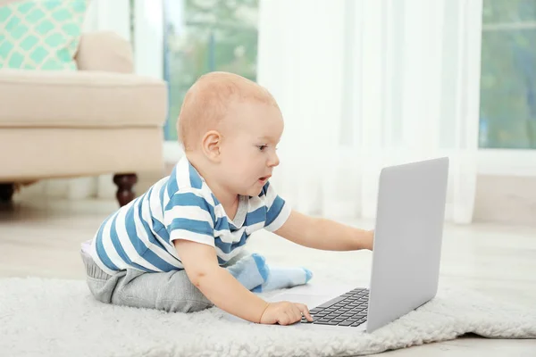 Nuttet baby dreng - Stock-foto