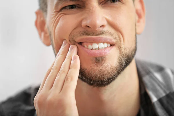 Jovem sofrendo de dor de dente — Fotografia de Stock