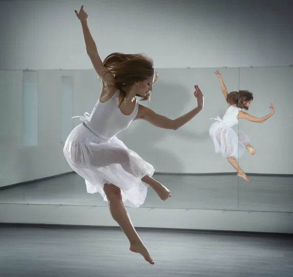 Vrouw dansend in studio — Stockfoto