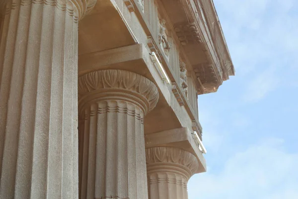 Building with columns in neoclassical style — Stock Photo, Image