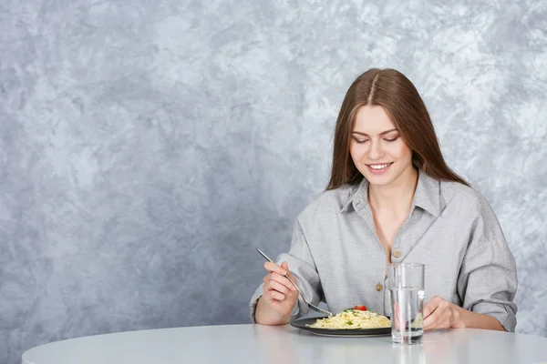 Kobieta jedząca makaron — Zdjęcie stockowe
