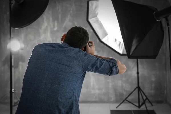 Mannelijke fotograaf in studio — Stockfoto