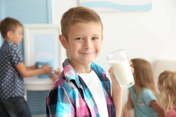 Liten pojke hålla glas mjölk — Stockfoto