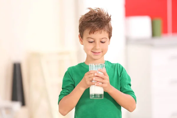 Niño con vaso de leche —  Fotos de Stock