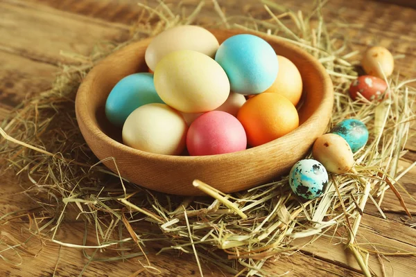 Cuenco con coloridos huevos de Pascua — Foto de Stock