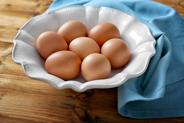 Тарілка з сирими яйцями — стокове фото