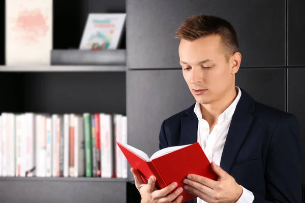 Hombre Guapo Leyendo Libro Biblioteca — Foto de Stock