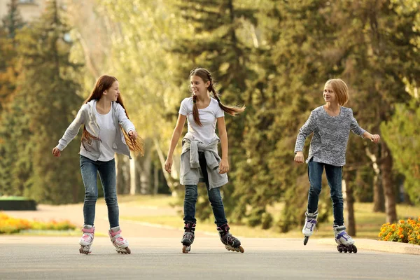 Chicas adolescentes en patines en el parque —  Fotos de Stock