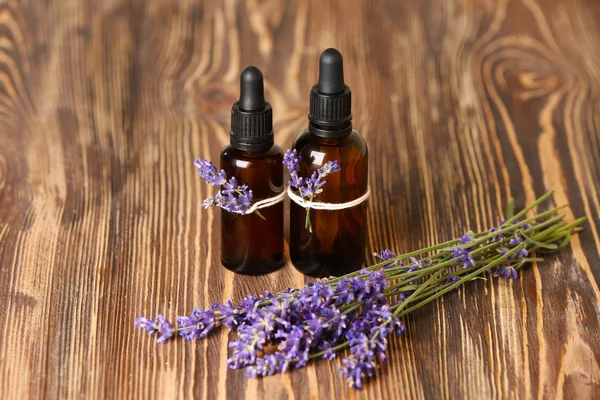 Botellas de aceite esencial con lavanda —  Fotos de Stock