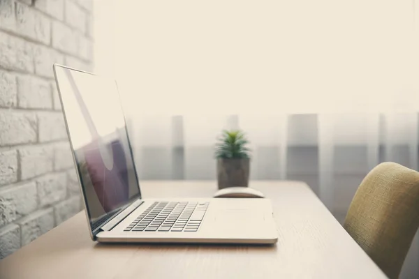 Tempat kerja modern dengan laptop — Stok Foto