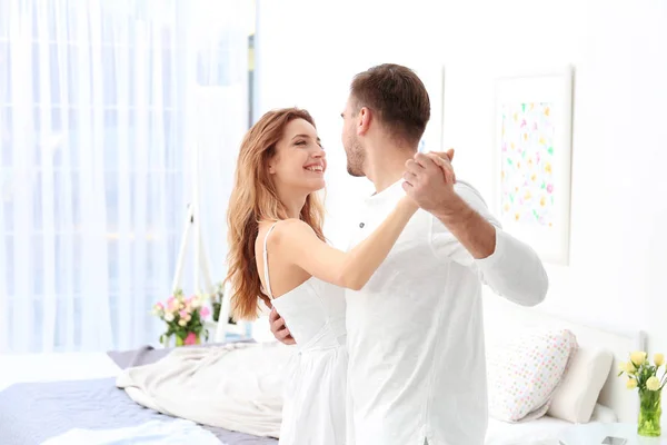 Casal jovem dançando em casa — Fotografia de Stock