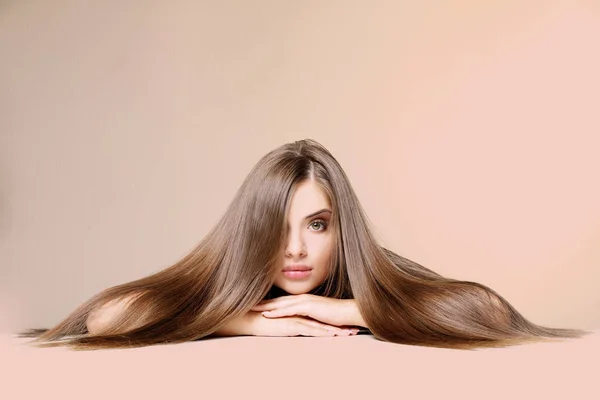 Mulher jovem com cabelo saudável — Fotografia de Stock