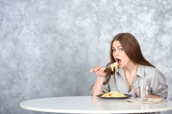 Donna che mangia pasta — Foto Stock