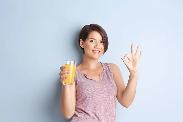 Donna con bicchiere di succo d'arancia — Foto Stock