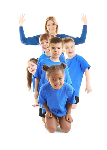 Profesora de danza con niños posando sobre fondo blanco — Foto de Stock