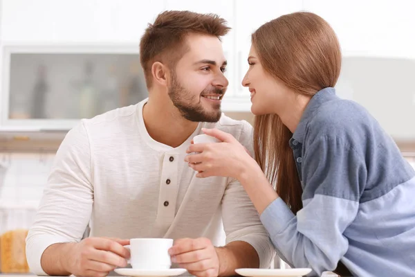 Joven pareja bebiendo café — Foto de Stock