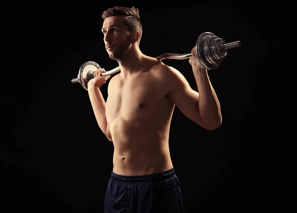 Sportlicher Mann macht Übungen — Stockfoto