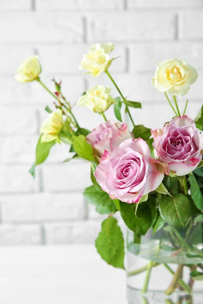 Vaso de vidro com buquê de flores — Fotografia de Stock