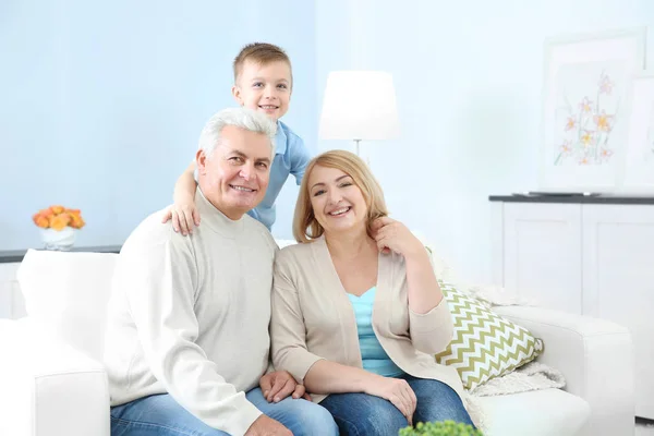 Nonni Con Nipote Sul Divano — Foto Stock