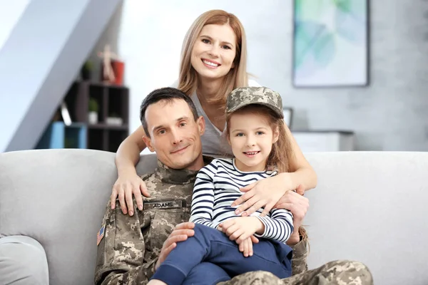 행복 한 군인과 그의 가족을 가정에서 — 스톡 사진