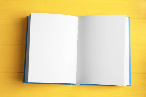 Livro Aberto Sobre Mesa Madeira Amarela — Fotografia de Stock