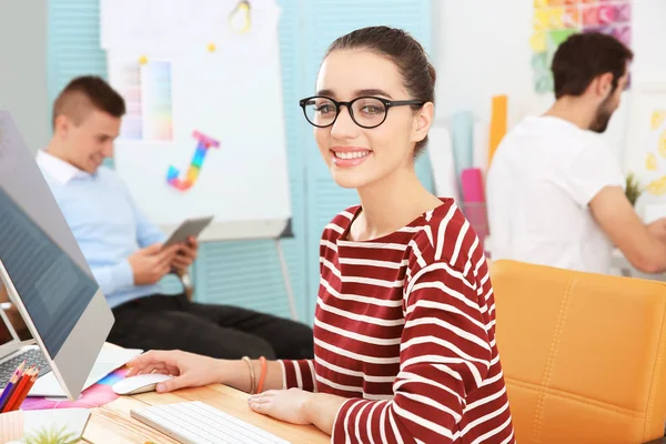 Junge Designerin am Arbeitsplatz — Stockfoto